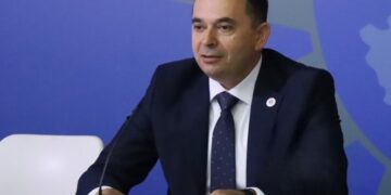 “Heroizmi i Avdi Hotit: Polici që i shpëtoi jetën një vajze 9-vjeçare nderohet për veprën e tij”.