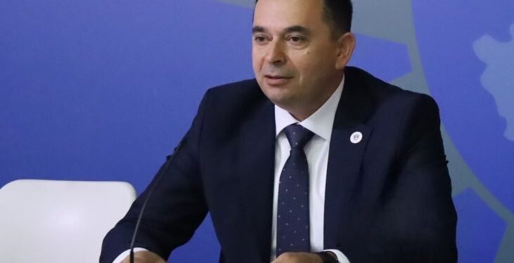 “Heroizmi i Avdi Hotit: Polici që i shpëtoi jetën një vajze 9-vjeçare nderohet për veprën e tij”.