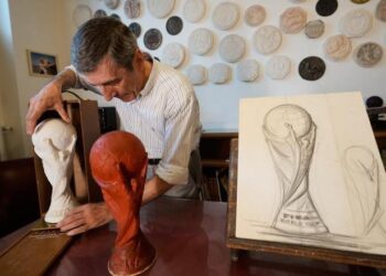 Si u krijua trofeu i Kupës së Botës: historia e skulptorit italian që i dha futbollit një nga simbolet më të mëdha  18 korrik 2026