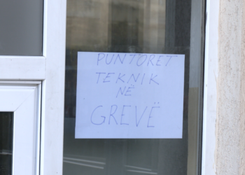 Punëtorët teknikë të shkollave në Prishtinë hyjnë në grevë, kërkojnë pagën e qershorit.