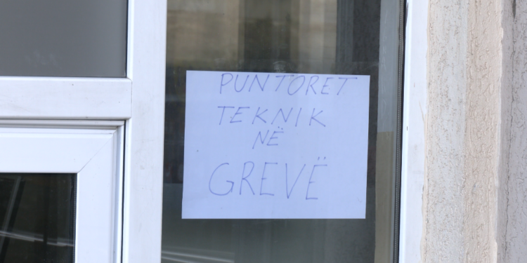 Punëtorët teknikë të shkollave në Prishtinë hyjnë në grevë, kërkojnë pagën e qershorit.