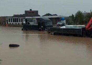 Rruga Ferizaj–Shkup nën ujë, kamionët mbeten të bllokuar.