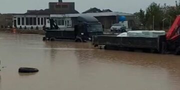Rruga Ferizaj–Shkup nën ujë, kamionët mbeten të bllokuar.