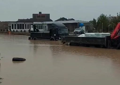 Rruga Ferizaj–Shkup nën ujë, kamionët mbeten të bllokuar.