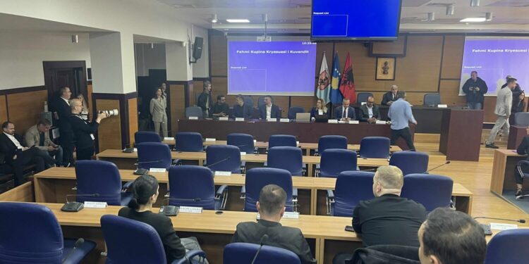 Përplasje verbale mes dy asamblistëve në Kuvendin Komunal të Pejës, ndërpritet seanca.