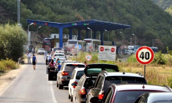 Rritet fluksi në kufi, deri në një orë pritje në Muçibabë dhe te Dheu i Bardhë.