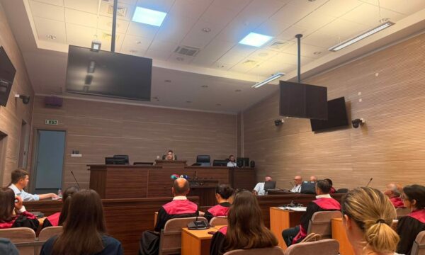 Gjykata: Janë plotësuar kushtet ligjore për gjykimin në mungesë të 21 të akuzuarve për masakrën e Reçakut.
