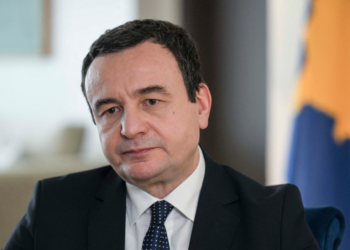 Kurti ngushëllon familjet e tre kosovarëve që vdiqën në aksident në kufirin me Maqedoninë e Veriut.