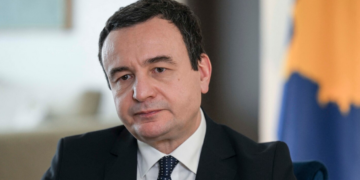 Kurti ngushëllon familjet e tre kosovarëve që vdiqën në aksident në kufirin me Maqedoninë e Veriut.