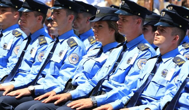 Policia e Kosovës mbetet sërish pa uniforma të reja, anulohet tenderi 11.3 milionësh.