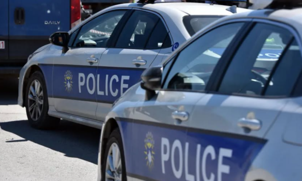 Voziti 117 km/h në zonën 60 km/h në veri, shoferi gjobitet me 300 euro dhe i ndalohet drejtimi i automjetit për tre muaj.
