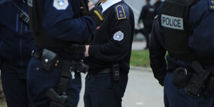 Policia e Gjakovës arreston tetë persona, në mesin e të arrestuarve edhe të dënuar për drogë e dhunë në familje.