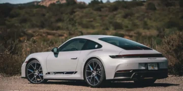 Porsche 911 Carrera T mbetet zgjedhja e puristëve: Më pak fuqi, më shumë kënaqësi në timon