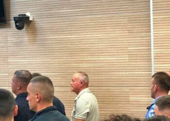 “Zhvillim i ri: Rihapet gjyqi ndaj Millorad Gjokoviqit për krime lufte në Pejë”.
