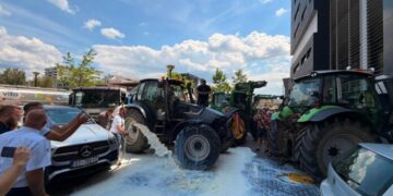 Fermerët derdhin qumështin në protestë para Ministrisë së Bujqësisë.