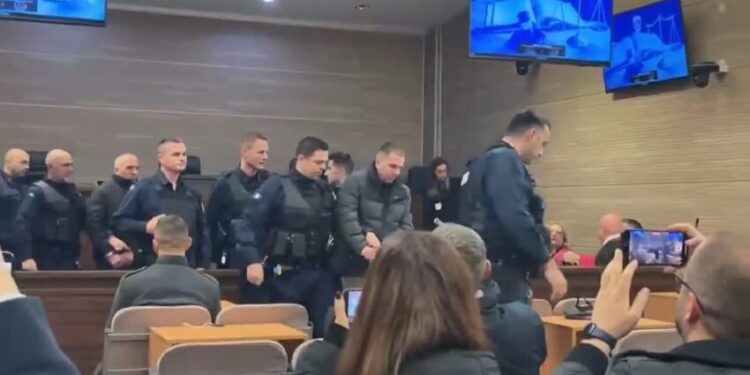 Nën masa të rrepta sigurie, të akuzuarit për sulmin në Ibër-Lepenc dalin para Gjykatës.