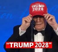 Trump shfaqet me kapelën “Trump 2028”: Paralajmëron synimin për një mandat të tretë presidencial