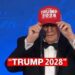 Trump shfaqet me kapelën “Trump 2028”: Paralajmëron synimin për një mandat të tretë presidencial