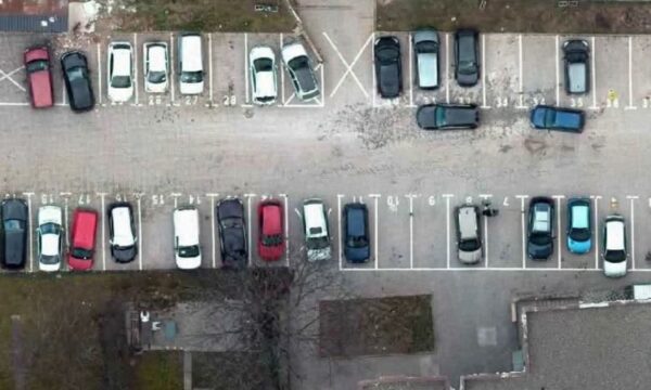 Skenderaj: Qytetarët duhet të rinovojnë kërkesat për parkingje.
