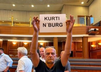 “Kurti n’burg”, pankarta në Kuvend – mërgimtarit ia heqin nga duart.