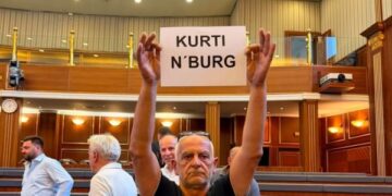 “Kurti n’burg”, pankarta në Kuvend – mërgimtarit ia heqin nga duart.