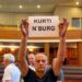 “Kurti n’burg”, pankarta në Kuvend – mërgimtarit ia heqin nga duart.