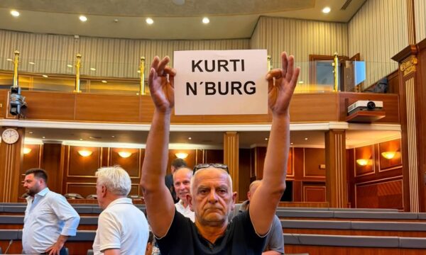 “Kurti n’burg”, pankarta në Kuvend – mërgimtarit ia heqin nga duart.