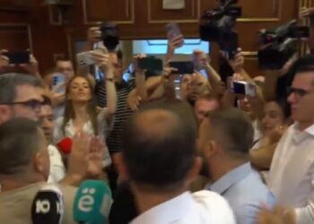 Tensionet eskalojnë në Kuvend, Lushtaku dhe Rrustemi përplasen fizikisht – ndërhyjnë deputetët.