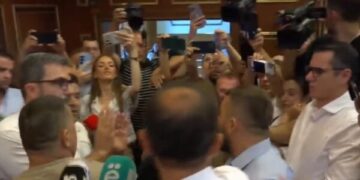Tensionet eskalojnë në Kuvend, Lushtaku dhe Rrustemi përplasen fizikisht – ndërhyjnë deputetët.