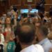 Tensionet eskalojnë në Kuvend, Lushtaku dhe Rrustemi përplasen fizikisht – ndërhyjnë deputetët.