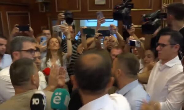 Tensionet eskalojnë në Kuvend, Lushtaku dhe Rrustemi përplasen fizikisht – ndërhyjnë deputetët.