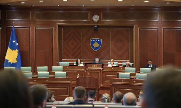 Hoti: Dërgimi i moskonstituimit të Kuvendit në Kushtetuese mund të jetë në interes të VV’së, por duhet dërguar urgjentisht.