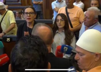 “S’e meritoni as ajrin”, mbështetësi i Kurtit me plis në kokë sulmon opozitën.