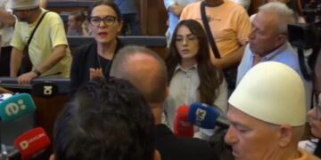 “S’e meritoni as ajrin”, mbështetësi i Kurtit me plis në kokë sulmon opozitën.