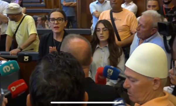 “S’e meritoni as ajrin”, mbështetësi i Kurtit me plis në kokë sulmon opozitën.