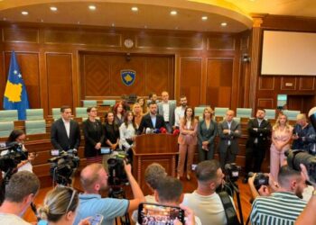 Tension në Kuvend: PDK hyn në sallë, kërkon vazhdimin e seancës konstituive