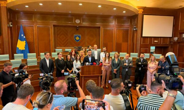 Tension në Kuvend: PDK hyn në sallë, kërkon vazhdimin e seancës konstituive