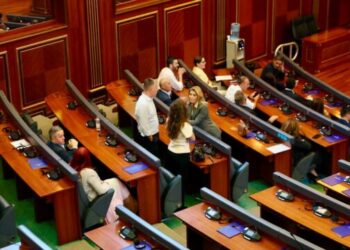 PDK i kërkon sërish Deharit thirrjen e seancës: “Nesër në 11:00, mos e thelloni krizën”.