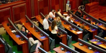 PDK i kërkon sërish Deharit thirrjen e seancës: “Nesër në 11:00, mos e thelloni krizën”.