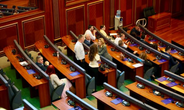 PDK i kërkon sërish Deharit thirrjen e seancës: “Nesër në 11:00, mos e thelloni krizën”.