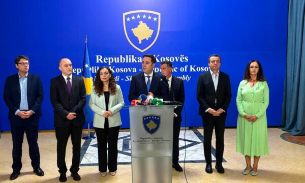 Kurti rri prapa Abdixhikut, nuk flet fare në konferencën për media