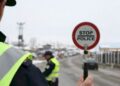 Skandal në Pejë: Pasagjerët nxjerrin trupin jashtë dritares së veturës, gjobitet vozitësi