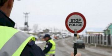 Skandal në Pejë: Pasagjerët nxjerrin trupin jashtë dritares së veturës, gjobitet vozitësi
