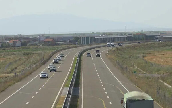 Kufizim në autostrada: Automjetet mbi 20 tonë nuk lejohen të qarkullojnë sot.