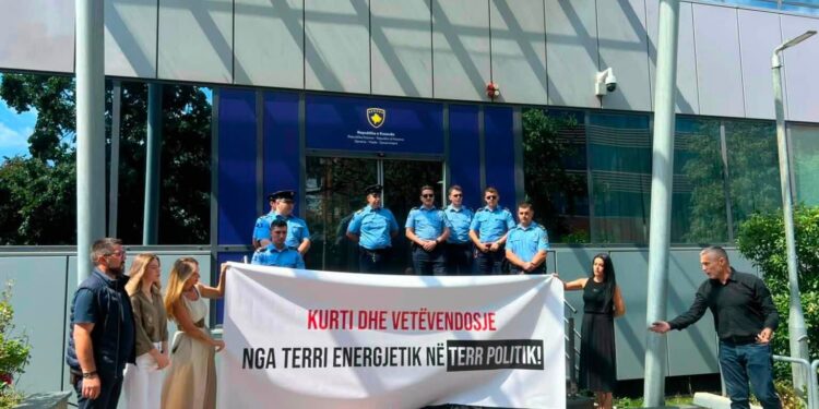 Aleanca hedh thasë me qymyr para Qeverisë: Ramadani akuzon Kurtin se po e çon Kosovën në “terr politik”
