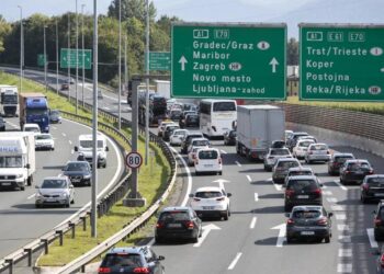 Trafik i rënduar në Slloveni: Kolona kilometrike drejt Kroacisë dhe Austrisë, pritje me orë të tëra