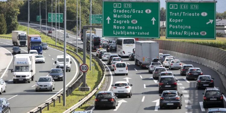 Trafik i rënduar në Slloveni: Kolona kilometrike drejt Kroacisë dhe Austrisë, pritje me orë të tëra