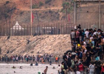 Analiza e BBC: Si u shndërrua kriza e emigrantëve në Ceuta në një përplasje politike që tronditi Europën