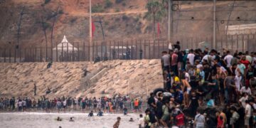 Analiza e BBC: Si u shndërrua kriza e emigrantëve në Ceuta në një përplasje politike që tronditi Europën