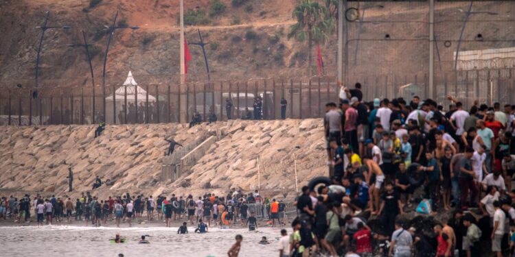 Analiza e BBC: Si u shndërrua kriza e emigrantëve në Ceuta në një përplasje politike që tronditi Europën